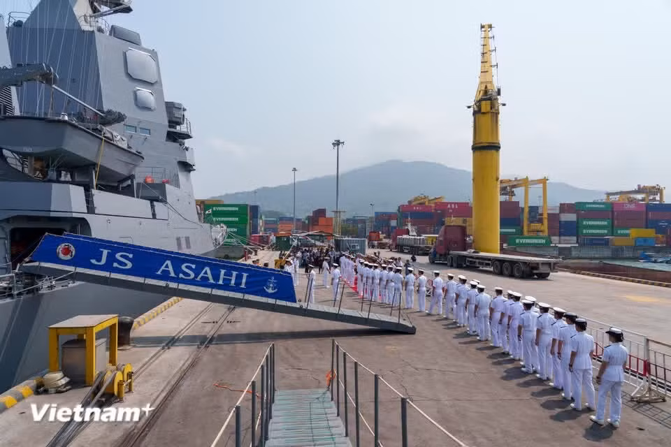 The four-day goodwill visit, running from April 2-5, 2026, brings 220 officers and crew members to the central city. (Photo: VietnamPlus)
