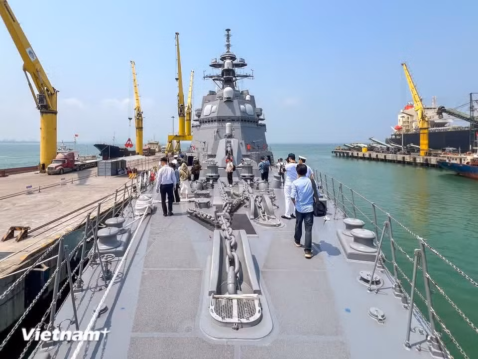 The ship’s deck viewed from the bridge toward the bow. Vietnamese guests were invited aboard for a tour as part of the welcoming programme. (Photo: VietnamPlus)