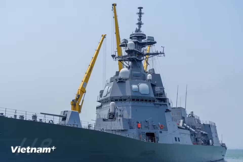 A close-up view of JS Asahi, one of the JMSDF’s modern warships equipped with advanced systems and technologies. (Photo: VietnamPlus)