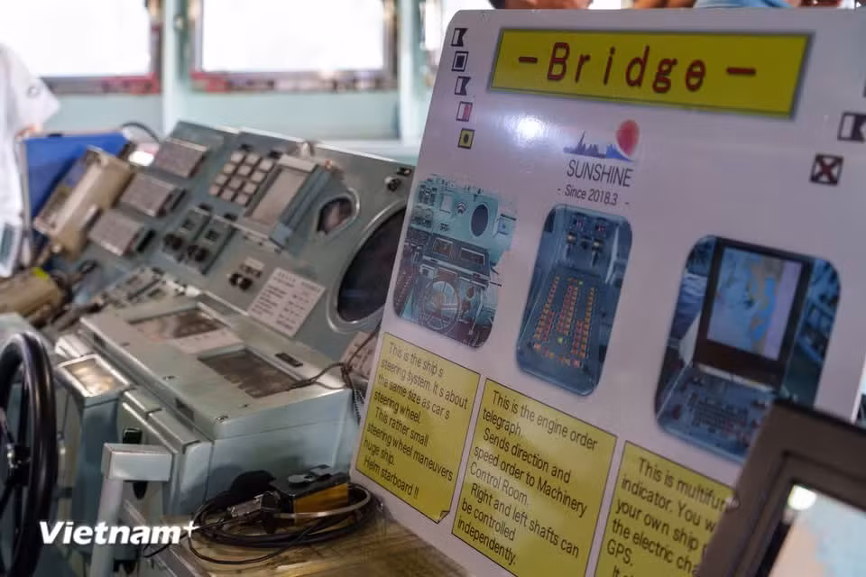 The bridge of JS Asahi. Information panels describe the manual steering system, engine-order telegraph and electronic chart display linked to GPS navigation. (Photo: VietnamPlus)