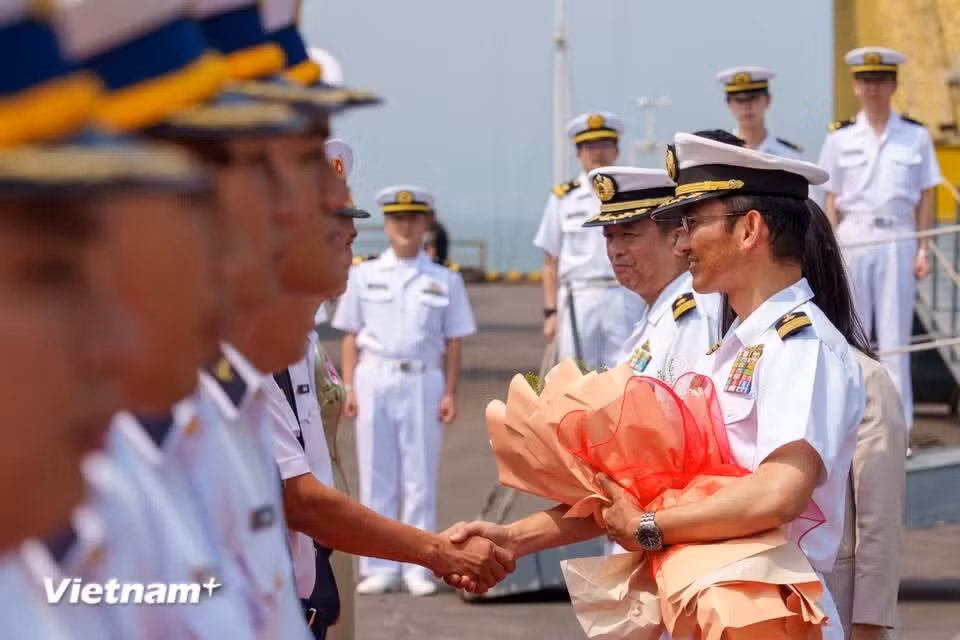Vietnamese officials present flowers to Colonel Jio Takemasa, Commander of Escort Division 2 and head of the visiting delegation. (Photo: VietnamPlus)