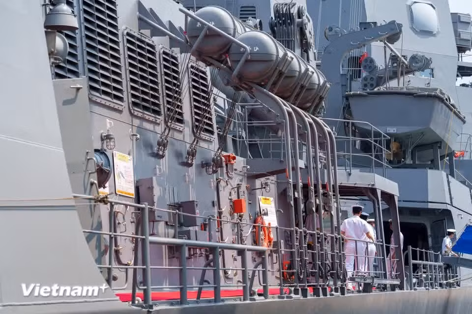 Lifeboats, life rafts and onboard equipment are neatly arranged along the ship’s side, reflecting the professionalism of the crew. (Photo: VietnamPlus)