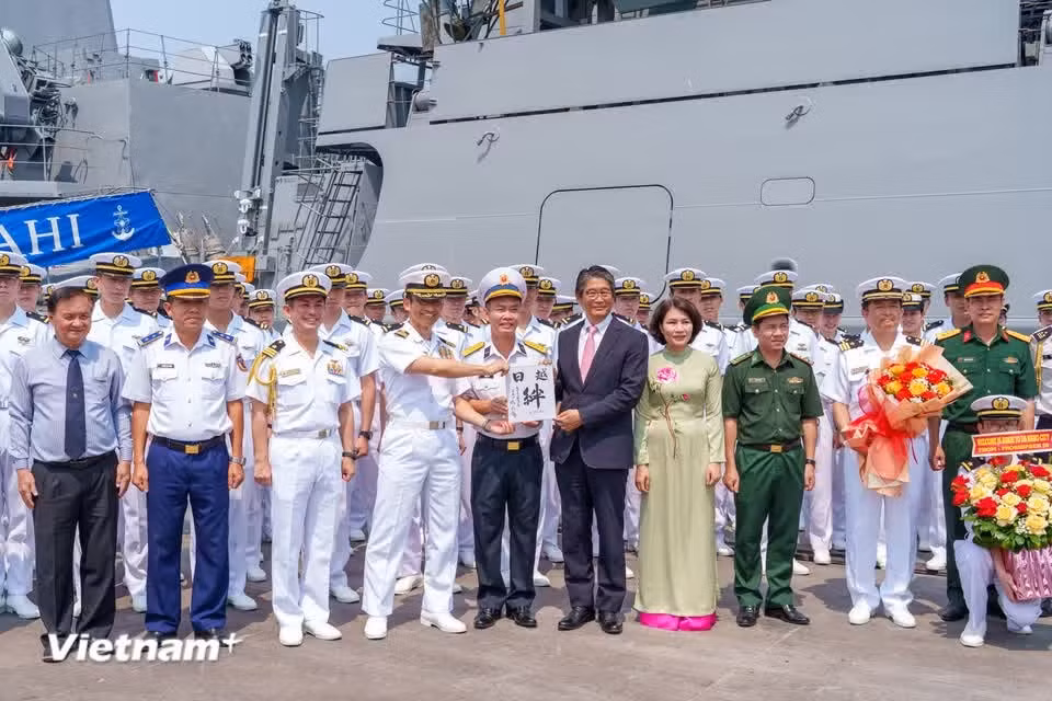 Representatives of Da Nang’s Department of Foreign Affairs, Naval Region 3 Command, the Border Guards and other agencies pose for a commemorative photograph with Japanese officers. (Photo: VietnamPlus)