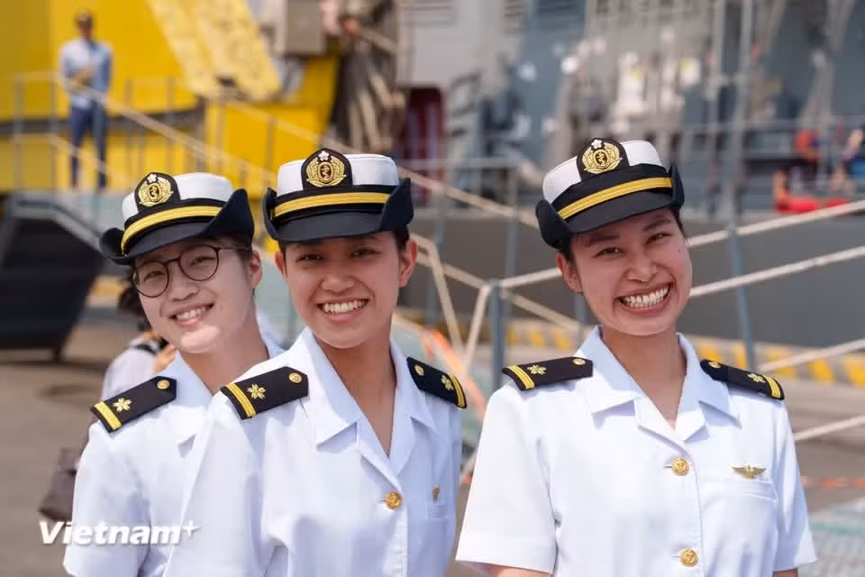 Japanese female sailors smile during the ship’s visit to the coastal city of Da Nang. (Photo: VietnamPlus)