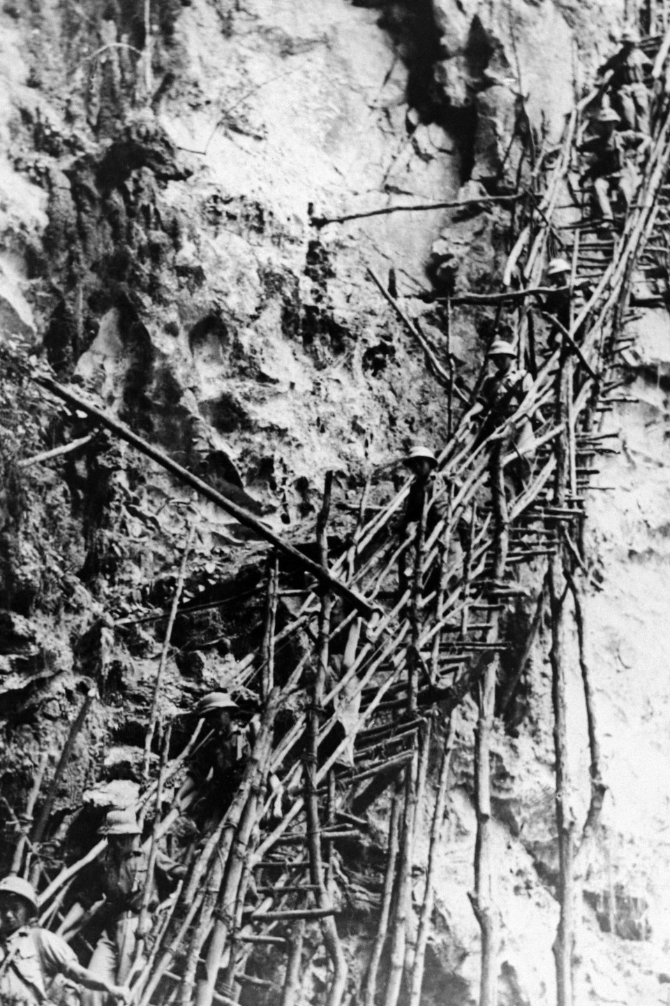 Soldiers of Military Region 4 build wooden bridges across rugged rocky terrain to facilitate troop movements. Despite enemy bombings and harsh conditions, the Ho Chi Minh Trail extended to every battlefield. (Photo: VNA)