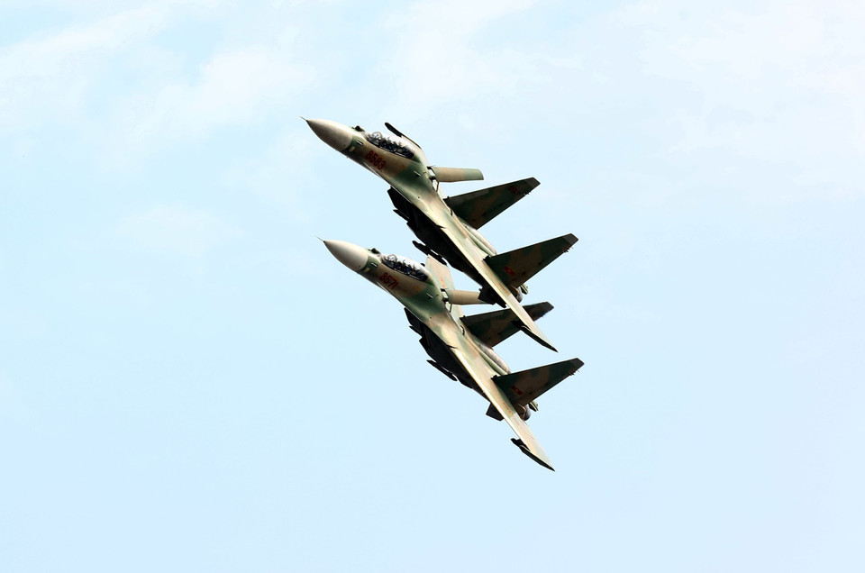 The Su-30MK2 fighter squadron of the Vietnam Air Force performs an air show at the Vietnam International Defence Expo 2024. Photo: VNA