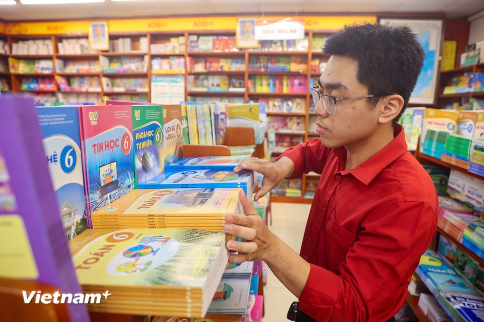 Parents are advised to buy textbooks from official outlets to avoid counterfeit products. (Photo: VietnamPlus)