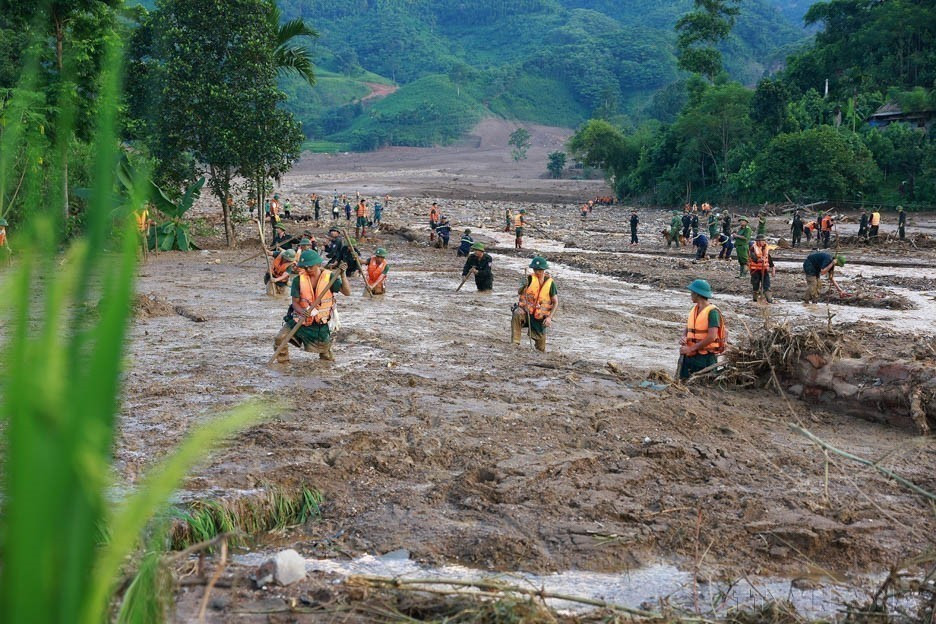 The military forces carry out search operations for missing persons due to a landslide in Lang Nu village, Phuc Khanh commune, Bao Yen district, Lao Cai province, September 12, 2024. (Photo: VNA)