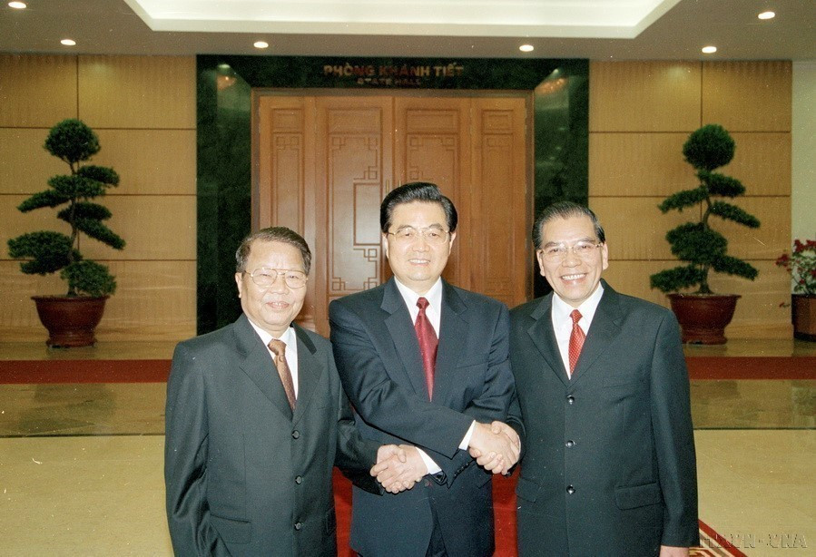 In 2005, the spirit of the "four goods" - "Good neighbours, good friends, good comrades, and good partners" - in Vietnam-China relations was announced. In the photo: Party General Secretary Nong Duc Manh and President Tran Duc Luong welcome Chinese Party General Secretary and President Hu Jintao during the latter’s visit to Vietnam (Hanoi, October 31, 2005). (Photo: VNA)