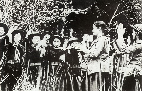 Beginning late 1959 and early 1960, the Dong Khoi (Uprising) movement spread across southern, Central Highlands and western central provinces. In the photo: General Nguyen Thi Dinh and the “Women Army” of Ben Tre province. (Photo: VNA archives)