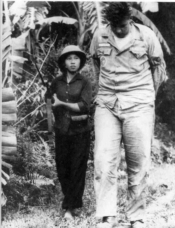 US pilot William Andrew Robinson is captured and escorted by militiawoman Nguyen Thi Kim Lai after his plane was shot down in Huong Khe town, Ha Tinh province, on the night of September 20, 1965. (Photo: VNA)