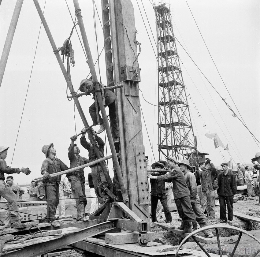 Chinese and Vietnamese technical workers operate a pile driver to build a green cofferdam for water blockage during the construction of the shipyard slipway at the Hai Phong Shipbuilding Factory (1960). (Photo: VNA)