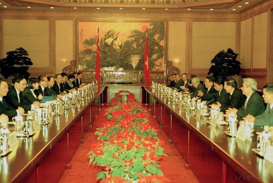 In December 2000, Vietnam and China signed the "Joint Declaration on Comprehensive Cooperation in the New Century," outlining specific measures to develop bilateral relations across all fields. In the photo: Chinese President Jiang Zemin holds talks with President Tran Duc Luong during the latter’s official visit to China (Beijing, December 25, 2000). (Photo: VNA)