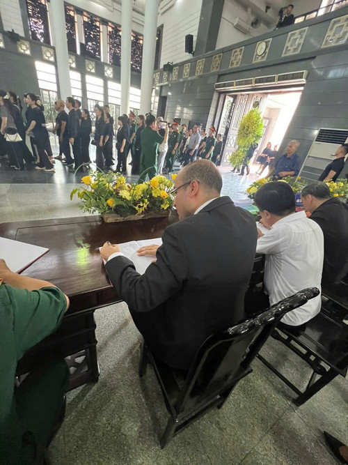 Algerian Ambassador to Vietnam Sofiane Chaib writes in a condolence book on the passing of Associate Professor Dang Bich Ha, spouse of General Vo Nguyen Giap. (Photo courtesy of the Algerian Embassy in Vietnam) Algerian Ambassador to Vietnam Sofiane Chaib writes in a condolence book on the passing of Associate Professor Dang Bich Ha, spouse of General Vo Nguyen Giap. (Photo courtesy of the Algerian Embassy in Vietnam).jpg