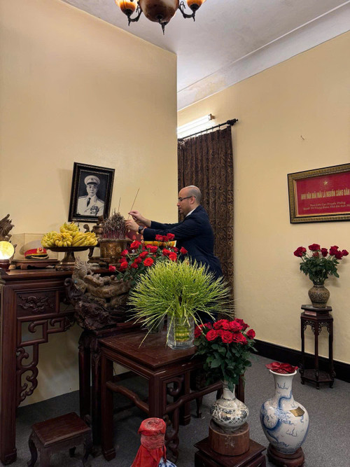 Algerian Ambassador to Vietnam Sofiane Chaib offers incense at the altar of General Vo Nguyen Giap. (Photo courtesy of the Algerian Embassy in Vietnam) Algerian Ambassador to Vietnam Sofiane Chaib offers incense at the altar of General Vo Nguyen Giap. (Photo courtesy of the Algerian Embassy in Vietnam).jpg