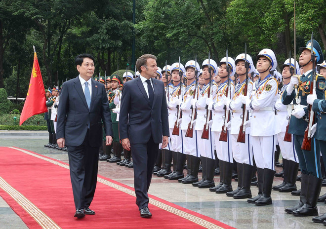 President Luong Cuong and President Emmanuel Macron inspect the Honour Guard of the Vietnam People’s Army. (Photo: VNA) 7-phap.jpg