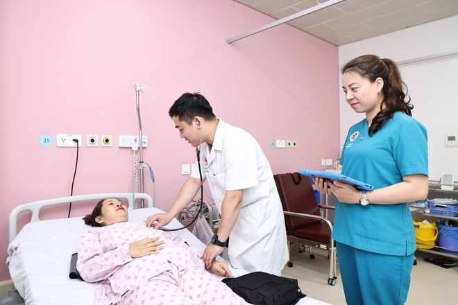 Within two weeks of the surgery, the patient had regained full independence in daily activities and is now preparing for discharge. (Photo: Vietnam+) 02-ghep-tim.jpg