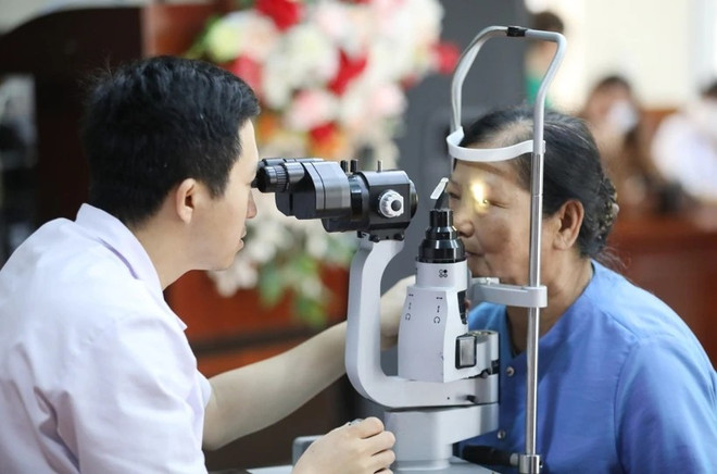 Eye examinations for the elders. (Photo: Vietnam+) 01-benh-mat-hot.jpg