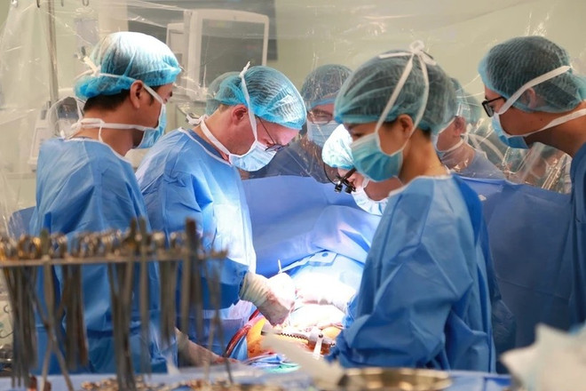Doctors at 108 Military Central Hospital perform implantation of a third-generation partial artificial heart device to a patient. (Photo: Vietnam+) 01-ghep-tim.jpg