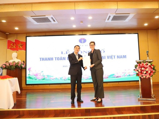Dr Angela Pratt, WHO Representative in Vietnam, presents the certificate of trachoma elimination to Deputy Minister of Health Tran Van Thuan. (Photo: Vietnam+) 03-trao-chung-nhan.jpg