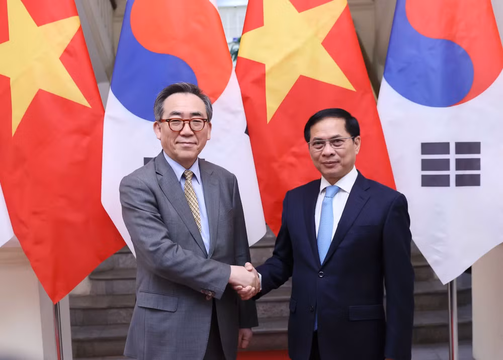 Vietnamese Deputy Prime Minister and Minister of Foreign Affairs Bui Thanh Son (right) and the RoK's Minister of Foreign Affairs Cho Tae-yul meet in Hanoi on April 15. (Photo: VNA)
