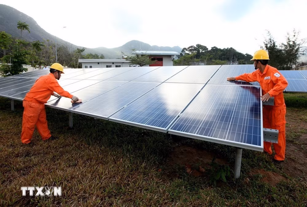 The first solar power plant in Con Dao (Ba Ria-Vung Tau province) under a project to promote solar power development in Vietnam worth 140,000 EUR out of 1 million EUR in non-refundable aid from the Spanish Government. (Photo: VNA)
