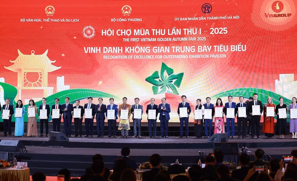 vna-potal-thu-tuong-pham-minh-chinh-du-le-be-mac-hoi-cho-mua-thu-lan-thu-nhat-8384032.jpg