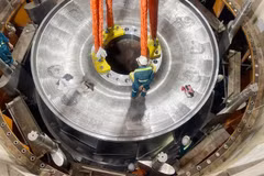 The rotor of the first turbine at the expanded Hoa Binh Hydropower Plant project is successfully installed. (Photo: VNA)