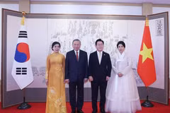 President Lee Jae Myung of the Republic of Korea (second, right) and his spouse pose for a photo with Party General Secretary To Lam (second, left) and his spouse. (Photo: VNA)