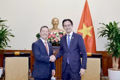 Deputy Minister of Foreign Affairs Do Hung Viet (R) and Sean Kotaro O’Neill, Senior Bureau Official for the Department of State's Bureau of East Asian and Pacific Affairs of the US. (Photo: VNA)