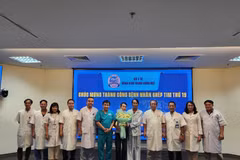 The Hue Central Hospital discharges and congratulates the patient on his successful heart transplant on August 4. (Photo: VNA)
