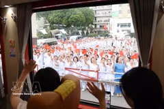 Dedicated train makes daily commute easier for Bach Mai Hospital doctors