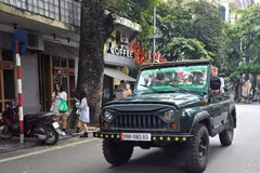 A modified UAZ vehicle is used to transport tourists on various city streets, posing safety risks. (Photo baochinhphu.vn)
