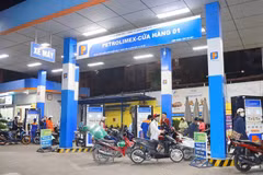 Petrol prices slightly drop, diesel edges up on July 24 (Photo: VNA)