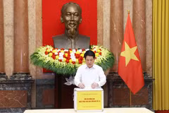 State President Luong Cuong donates to support those affected by Typhoon Bualoi. (Photo: VNA)