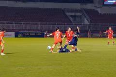 Vietnam U19 women’s team (in red) on the ball against Thailand U19 (in blue). (Photo: VNA)
