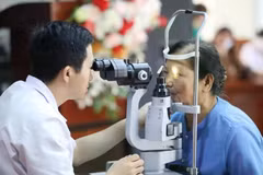 Eye check-up for an elderly woman. (Photo: VNA)