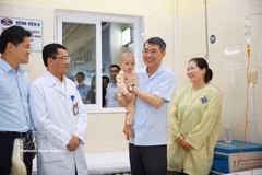 Prime Minister presents gifts to child patients at K hospital