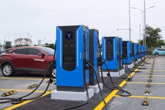 A V-Green charging station has just been launched at the Minh Khai car park on Cau Dien street, Hanoi. (Photo: nhandan.vn)