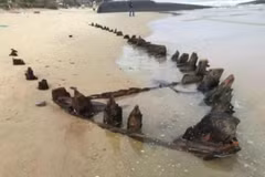 A recently uncovered shipwreck off Thinh My coast in Hoi An city (Photo: baotuoitre)