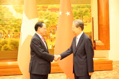 Vice Chairman of the National Assembly Tran Quang Phuong (L) and Zhao Leji, Chairman of the Standing Committee of the National People’s Congress (NPC) of China (Photo: VNA)