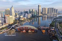 Main span of Saigon River pedestrian bridge joined