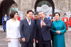 Top leader hosts special friendship programme for Korean President at Thang Long Imperial Citadel