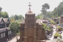 Unique red-earth sculpture tunnel offers miniature Da Lat experience 