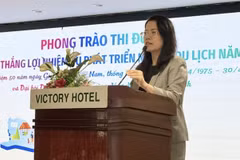 Nguyen Thi Anh Hoa, Director of HCM City's Department of Tourism, speaks at the dialogue with city's tourism businesses. (Photo tuoitrethudo.vn)