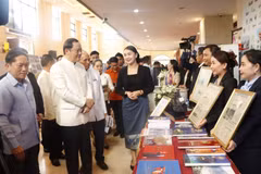 Lao Prime Minister Sonexay Siphandone and delegates visit the KPL booth, which features the Vietnam News Agency’s products (Photo: VNA) 
