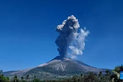Mount Lewotobi Laki-laki volcano in Indonesia's East Nusa Tenggara province erupts on October 1. (Photo: Xinhua)