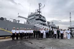 Crew members of the Indian Navy's ship INS Darshak and representatives of the High Command of the Vietnam People's Navy, the HCM City Department of External Relations, and the Vietnamese Ministry of National Defence pose for a group photo. (Photo: VNA)