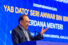 Malaysian Prime Minister Datuk Seri Anwar Ibrahim speaks at the launch of the ECRL operations and maintenance training programme. (Photo: Malaymail)
