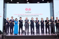 Vietnamese and Japanese delegates pose for a photo at the opening of the festival (Photo: VNA)